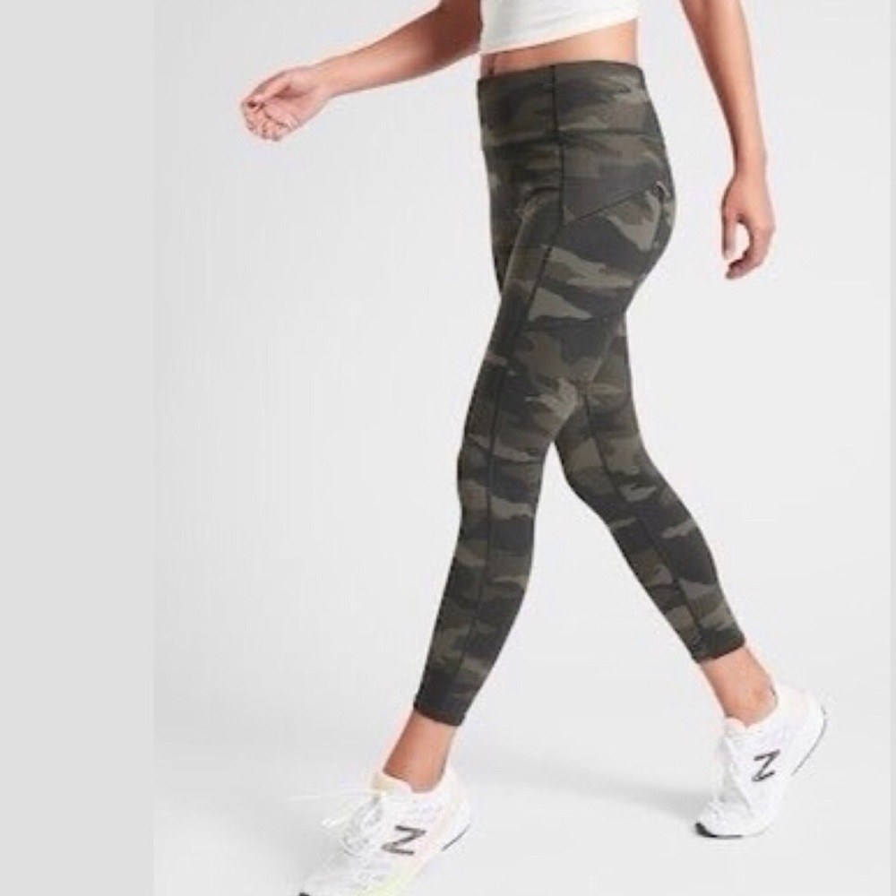 Athleta- Camo Contender 7/8 Tight size: XXS